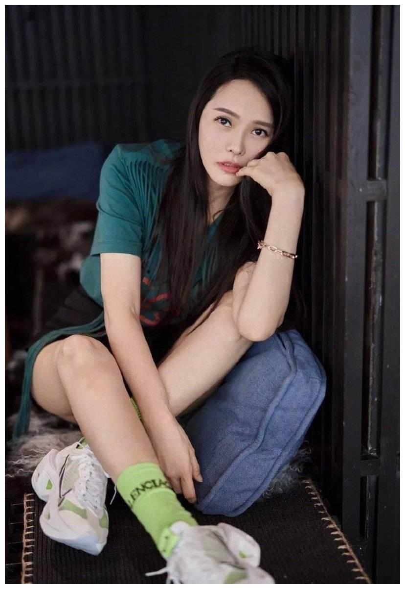被上司胁迫的女装下属