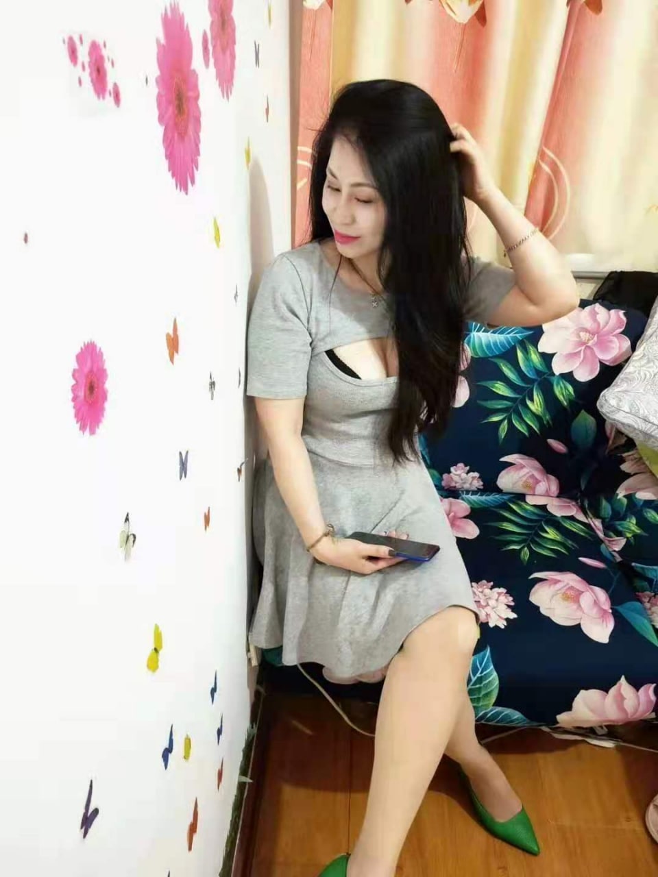 网吧包间里的一夜激情